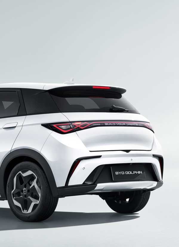 Đuôi xe BYD Dolphin màu trắng